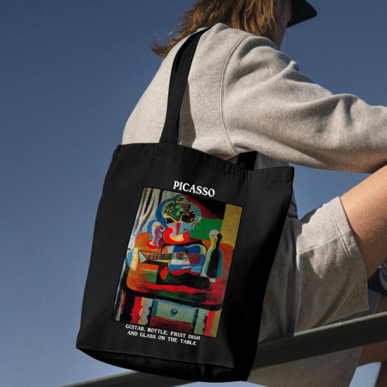 تت بگ متقال مشکی طرح گیتار، بطری، دیس میوه و لیوان روی میز از پیکاسو