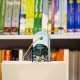 نشان کتاب طرح زنی با چتر سبز در بالکن از ماتیس