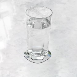 زیر لیوانی طرح جو در حال طراحی در ساحل بندر خوب از هاپر