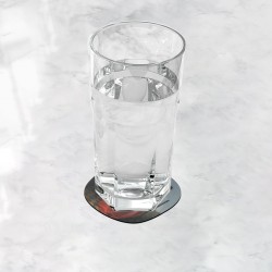 زیر لیوانی طرح دختری با لیوان شیشه ای از ورمر