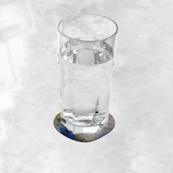 زیر لیوانی طرح تخت و دو میز کناری از دالی