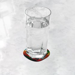 زیر لیوانی طرح گیتار، بطری، دیس میوه و لیوان روی میز از پیکاسو