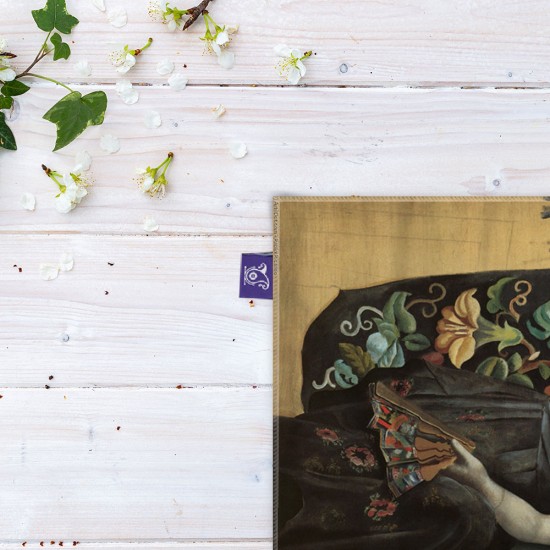 کادوپیچ پارچه‌ ای طرح اولگا روی صندلی راحتی از پیکاسو