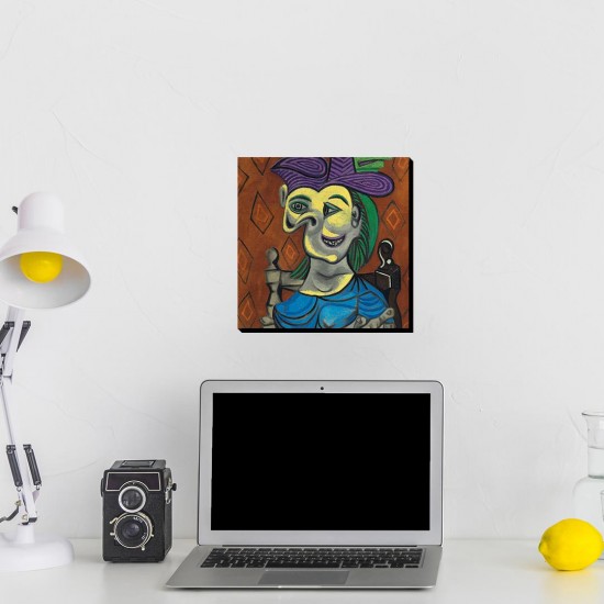 تابلو شاسی طرح زن نشسته با لباس آبی از پیکاسو