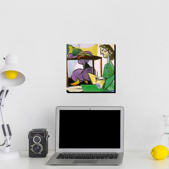 تابلو شاسی طرح داخلی از دختر در حال نقاشی از پیکاسو