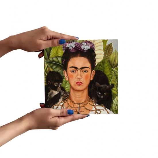 تابلو شاسی طرح خودنگار با گردنبند آهنی و پرنده از فریدا