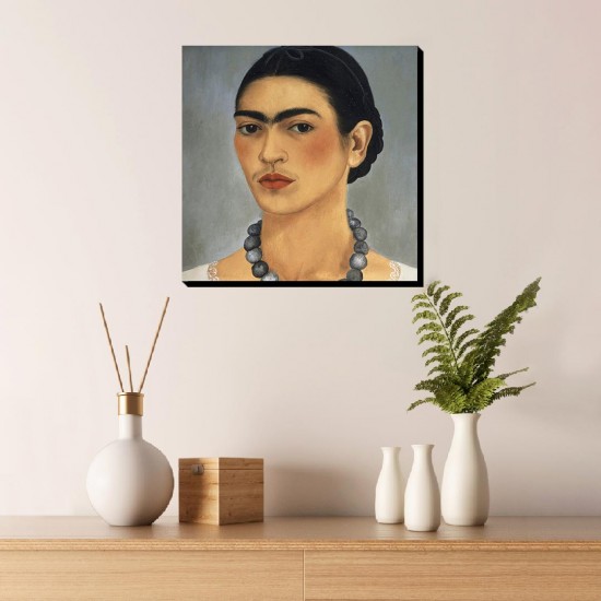 تابلو شاسی طرح خودنگار با گردنبند از فریدا