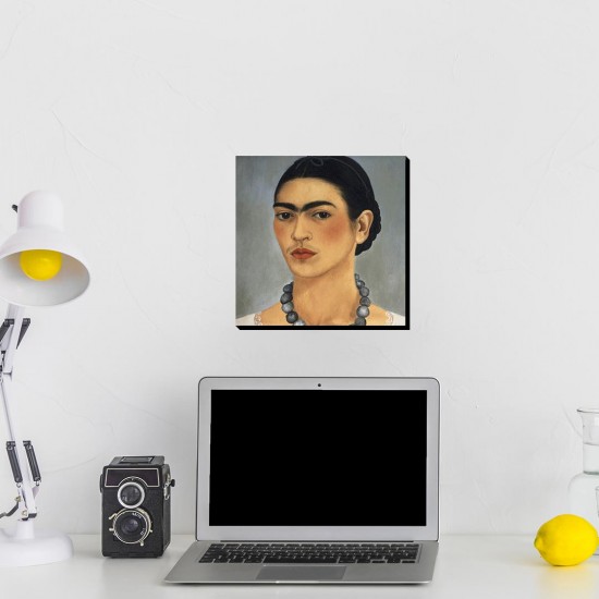 تابلو شاسی طرح خودنگار با گردنبند از فریدا