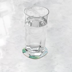 زیرلیوانی دختر کتابخوان