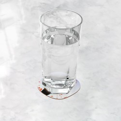 زیرلیوانی دختر در باد