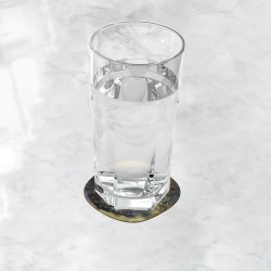 زیرلیوانی دخترک و کتاب